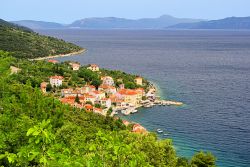 Uno scorcio della città di Valun, isola di Cres, Croazia. Pittoresco borgo di pescatori e contadini, Valun è situata fra due spiagge a sud di Cres. E' una famosa destinazione ...