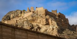 Uno scorcio della città medievale di Daroca e delle sue fortificazioni viste da basso, Spagna.

