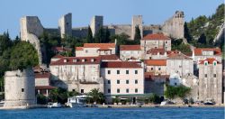 Uno scorcio della città medievale di Ston, Croazia. Stagno, questo il nome italiano del borgo, si trova nella penisola di Sabbioncello vicino all'istmo che collega quest'ultima ...