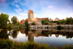 Uno scorcio della cittadina bavarese di Dinkelsbuhl riflessa nel fiume, Germania. E' una delle perle più preziose della Strada Romantica che attraversa il paese.
