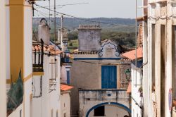 Uno scorcio della cittadina di Avis, Alentejo, Portogallo. Questa pittoresca località dalle case di calce che si affacciano sulle stradine strette è una delle più suggestive ...