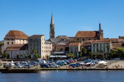 Uno scorcio della cittadina di Bergerac sulle rive del fiume Dordogna, Nuova Aquitania (Francia). Dal porto partono numerose imbarcazioni che permettono di fare escursioni lungo il fiume.

 ...