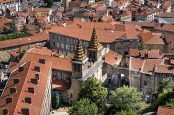 Uno scorcio della cittadina di Le Puy-en-Velay dall'alto, Francia. Capoluogo dell'Alta Loira, questa graziosa città si trova a sud est del Massiccio Centrale.

