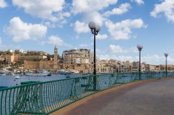 Uno scorcio della cittadina di Marsascala vista dalla passeggiata lungomare (isola di Malta) - © Yassmin Photo / Shutterstock.com
