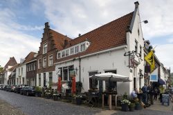 Uno scorcio della cittadina di Naarden, Paesi Bassi. Immersa nel verde della regione del Gooi e Vecht, dista soli 20 km da Amsterdam: la sua curiosa forma a stella l'ha resa una delle mete ...