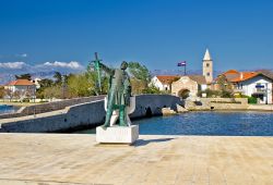 Uno scorcio della cittadina di Nin, Croazia. Conosciuta con il nome italiano di Nona, è ricca di architetture civili e religiose del passato.



