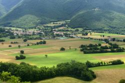 Uno scorcio della cittadina di Norcia dalla strada che porta a Forca Canapine, Perugia, Umbria.  Forca Canapine è un passo di montagna dell'Appennino Centrale sui monti Sibillini ...