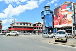 Uno scorcio della cittadina di Paramaribo, capitale del Suriname. Dal 2002 il centro storico è stato dichiarato patrimonio mondiale dell'umanità - © tateyama / Shutterstock.com ...