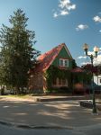 Uno scorcio della cittadina di Revelstoke (Canada) con una tipica casa colorata.
