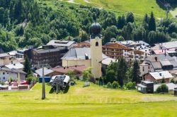 Uno scorcio della cittadina di Saalbach, Austria, con la chiesa al centro. Il paese sorge in una valle nella regione del Pinzgau orientata verso ovest-est.
