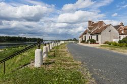 Uno scorcio della cittadina di Saint-Benoit-sur-Loire, Francia, con diga e case.

