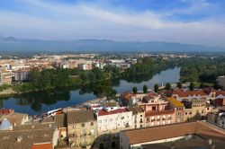 Uno scorcio della cittadina di Tortosa con il fiume Ebro (Spagna) dall'alto. Gli edifici della città rappresentano ogni epoca, da quella medievale sino al Rinascimento e al periodo ...