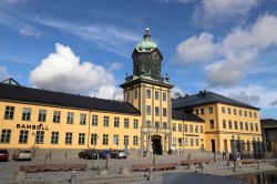 Uno scorcio della cittadina svedese di Norrkoping. Il quadrante dell'orologio dell'Holmen Tower è un cerchio nero con 12 numeri romani fatti in oro - © Tupungato / Shutterstock.com ...