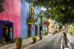 Uno scorcio della colorata Callejon de los Sapos a Puebla, Messico.
