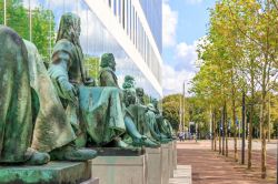 Uno scorcio della Corte Suprema d'Olanda a L'Aia con le statue che si riflettono sulla facciata in vetro - © Z. Jacobs / Shutterstock.com