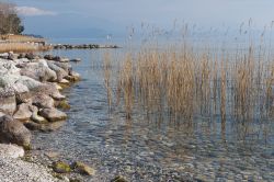 Uno scorcio della costa del lago di Garda a  Padenghe in Lombarida