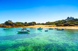 Uno scorcio della Costa di Granito Rosa e il mare limpido della Bretagna vicino a Perros-Guirec