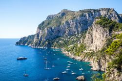 Uno scorcio della costa rocciosa di Capri, una delle isole campane