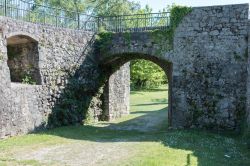 Uno scorcio della fortezza di Gradisca d'Isonzo, provincia di Gorizia, Friuli Venezia Giulia. Mura enormi e bastioni caratterizzano questo poderoso complesso di fortificazioni edificato ...