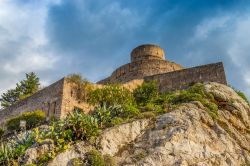 Uno scorcio della fortezza normanna di Forza d'Agrò, provincia di Messina: vi si accede tramite una lunga e ripida scalinata in pietra - © giuseppelombardo / Shutterstock.com ...