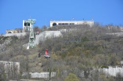 Uno scorcio della funivia di Grenoble, Francia. Inaugurata nel settembre 1934, si snoda su un percorso di crica 700 metri che collega il centro città con il forte de la Bastiglia.
