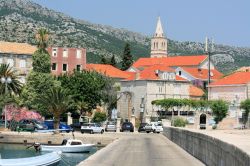 Uno scorcio della graziosa cittadina dalmata di Orebic, Croazia. Piccola stazione balnerare, Orebic è stata un tempo luogo di residenza di numerosi capitani di mare che si fecero costruire ...