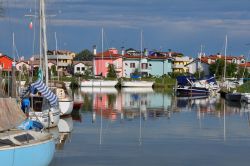 Uno scorcio della marina di Caorle, Veneto, con le tradizionali case colorate sullo sfondo.
