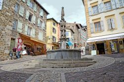 Uno scorcio della medievale cittadina di Le Puy-en-Velay, Francia. Si tratta di una famosa destinazione per i fedeli cattolici d'Europa - © MagSpace / Shutterstock.com