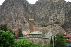 Uno scorcio della Moschea Burmali nella città di Amasya, Turchia. Datata 1247, è facilmente riconoscibile grazie allo stupendo minareto con scanalature a spirale - © agean ...
