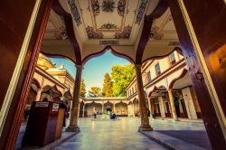 Uno scorcio della Moschea del Sultano Emiro a Bursa, Turchia: il cortile interno dell'edificio religioso - © ozkan ulucam / Shutterstock.com