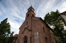 Uno scorcio della Muttergottespfarrkirche di Aschaffenburg, Germania. Considerata la chiesa madre della città, si presenta con una bella torre in mattoni alta 42 metri costruita alla ...