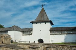 Uno scorcio della parte meridionale del cremlino di Pskov nota come Dovmontov gorod, Russia. La città Dovmont ospita chiese e luoghi di culto datati fra il XII° e il XV° secolo.

 ...