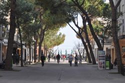 Uno scorcio della passeggiata di Riccione, Emilia ...