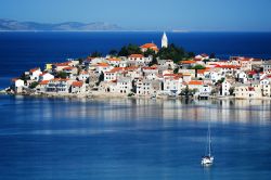 Uno scorcio della penisola dalmata di Primosten, Croazia. E' una destinazione turistica unica al mondo riconosciuta per la sua suggestiva architettura, i prodotti legati all'agricoltura ...