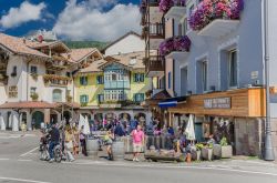 Uno scorcio della piazza centrale di Moena, Trentino Alto Adige: si tratta di una delle più rinomate località vacanziere estive e invernali della Valle di Fassa - © MoLarjung ...