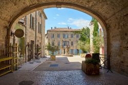 Uno scorcio della piazza principale di Barjac in Francia