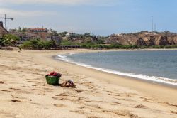 Uno scorcio della pittoresca spiaggia di Sangano a Luanda, Angola. Lambito dalle acque dell'Atlantico, questo tratto di litorale si trova in una posizione privilegiata sulla costa occidentale ...