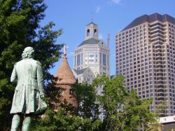 Uno scorcio della skyline di Hartford dal Bushnell Park, Connecticut (Stati Uniti d'America).
