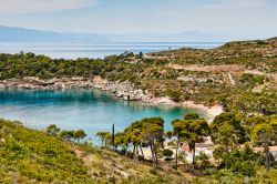 Uno scorcio della spiaggia di Agia Paraskevi sul lato ovest dell'isola di Spetses, Attica, Grecia.
