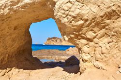 Uno scorcio della spiaggia di Cala Blanca a Javea, Mar Mediterraneo, Spagna. E' uno dei tratti più belli di litorale nei pressi di Valencia.



