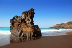 Uno scorcio della spiaggia di El Bollullo nei pressi di Puerto de la Cruz, Spagna. Le formazioni rocciose si ergono dall'acqua dell'oceano creando pittoreschi paesaggi naturali.



 ...
