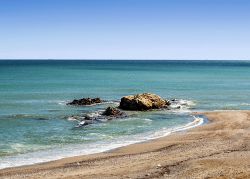 Uno scorcio della spiaggia di Estepona affacciata sul Mar Mediterraneo (Spagna): acqua cristallina e rocce sono uno dei biglietti da visita della Costa del Sol.



