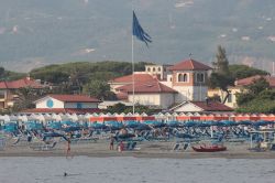 Uno scorcio della spiaggia di Forte dei Marmi in una giornata nuvolosa, Toscana. E' una delle più lunghe e attrezzata d'Italia: la spiaggia di Forte dei Marmi si estende per 100/150 ...