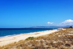 Uno scorcio della spiaggia di Platamona nei pressi di Marina di Sorso, Sardegna. Platamona è una lunghissima spiaggia che occupa un tratto di 15 km della costa settentrionale dell'isola.
 ...