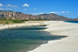 Uno scorcio della spiaggia di S'abba Durci nei pressi di Villaputzu, Sardegna. Formata da una lunga distesa di dune, è caratterizzata da una natura spettacolare con sabbia dorata ...