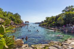 Uno scorcio della spiaggia di Xcaret, Yucatan. Questa località, dalla storia millenaria, è circondata dalla bellezza naturale del Mar dei Caraibi - © posztos / Shutterstock.com ...