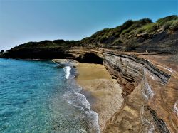 Uno scorcio della spiaggia La Grande Conque a Cap d'Agde, Francia. Con le sue alte falesie di origine vulcanica e la sabbia grigia, è una delle più belle della città. ...