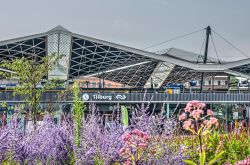 Uno scorcio della stazione centrale di Tilburg, Olanda, con il caratteristico tetto. Una bella immagine scattata dall'aiuola di piazza Mayor van Stekelenburg - © Frans Blok / Shutterstock.com ...