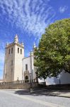 Uno scorcio della storica cattedrale di Miranda do Douro, Portogallo, in una giornata di sole.
