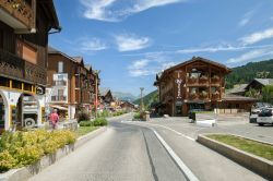 Uno scorcio della strada delle Grandi Alpi a Les Gets, Francia - © Julia Kuznetsova / Shutterstock.com